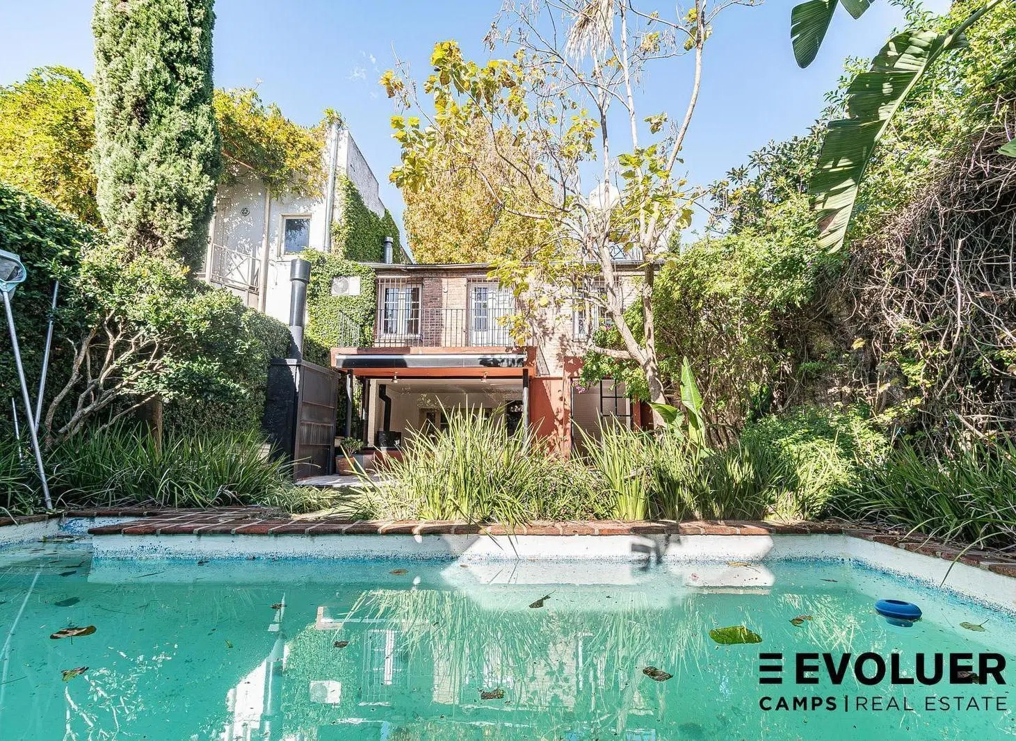 Venta Casa con jardín, pileta y 2 cocheras 2