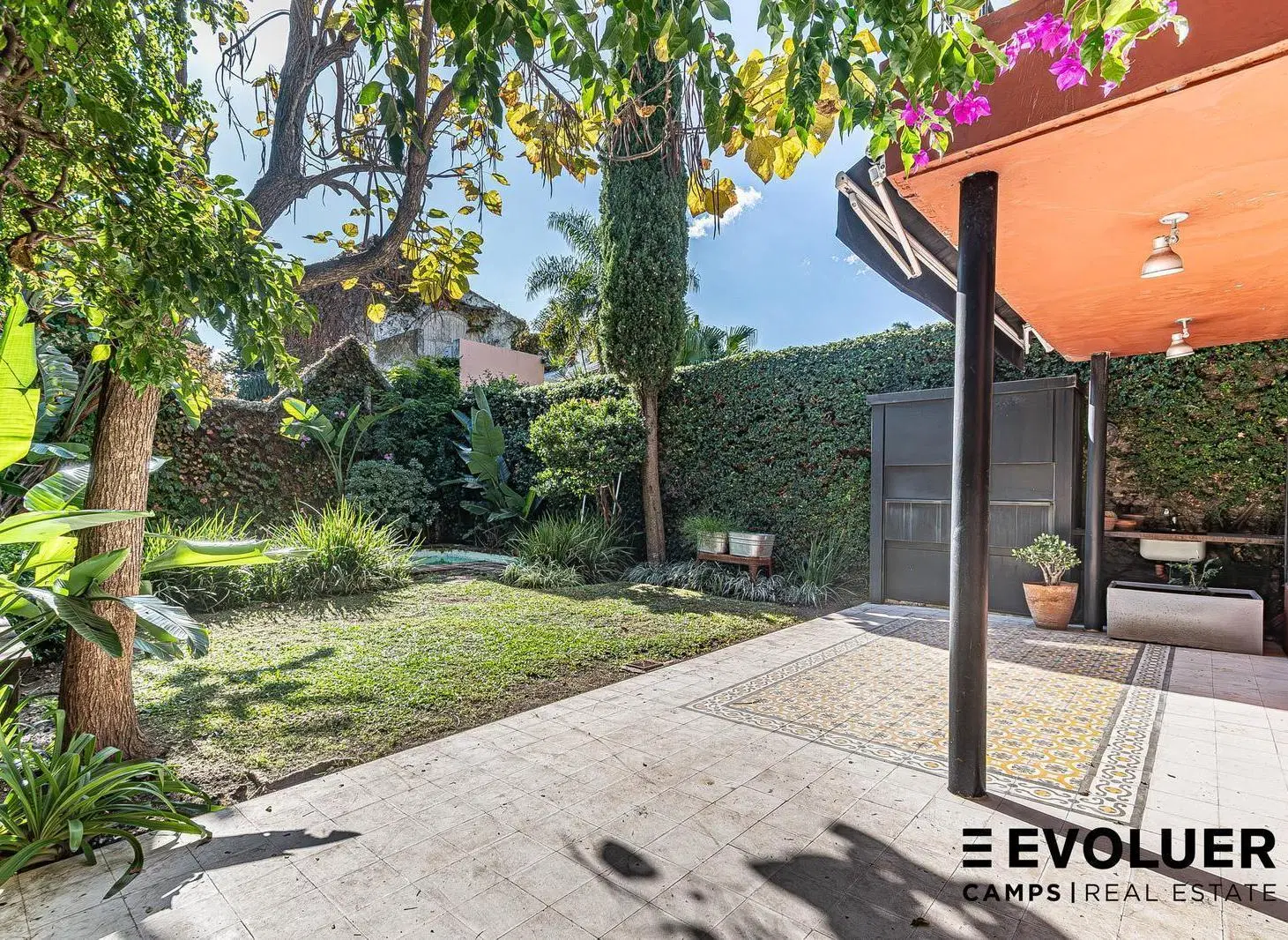 Venta Casa con jardín, pileta y 2 cocheras 4