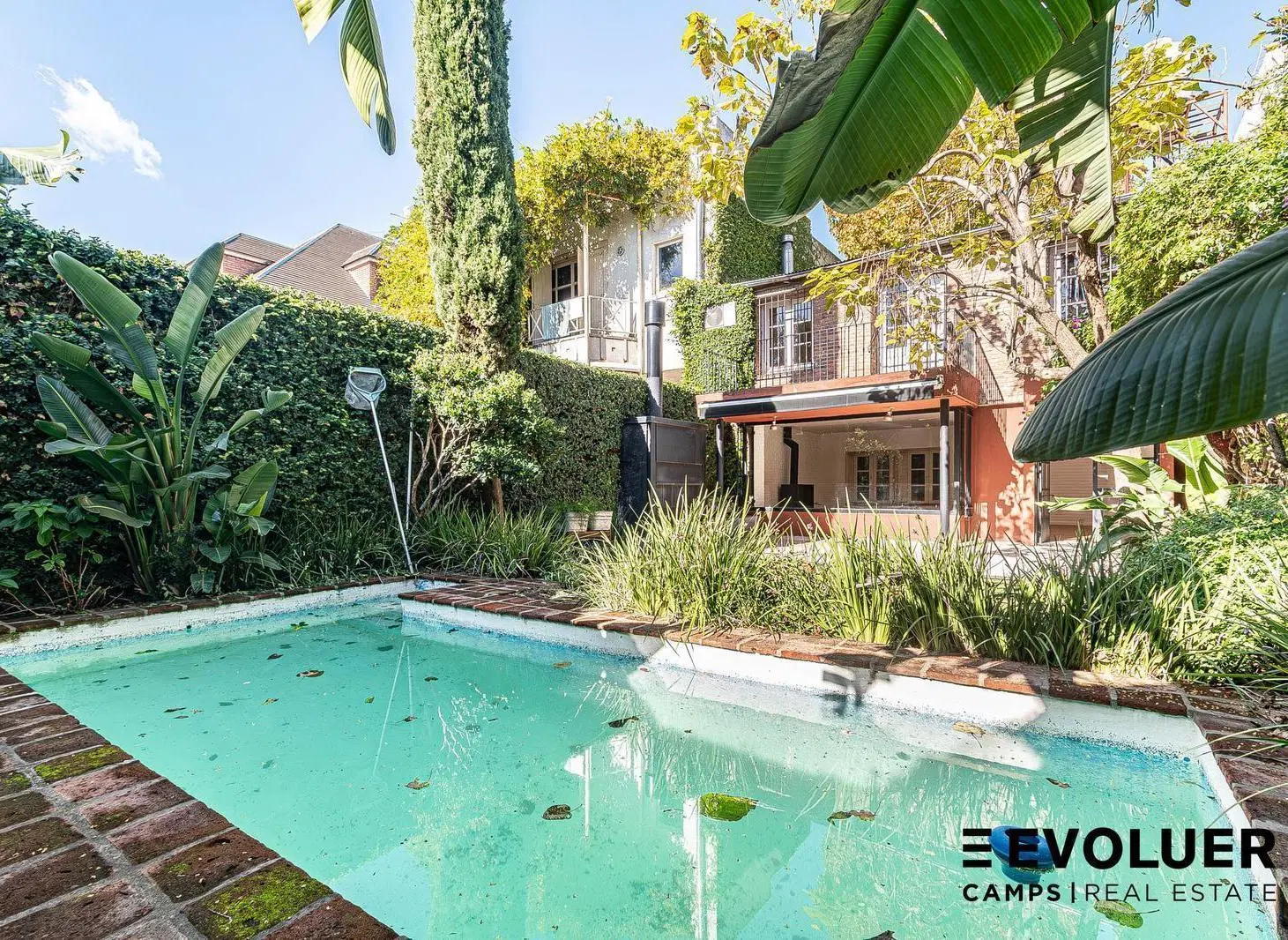 Venta Casa con jardín, pileta y 2 cocheras 1