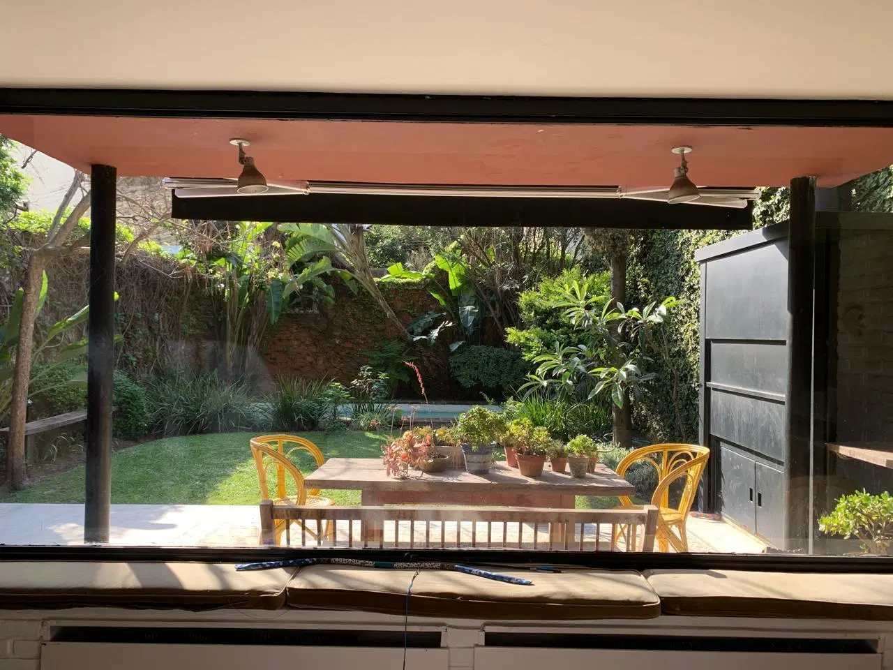 Venta Casa con jardín, pileta y 2 cocheras 5