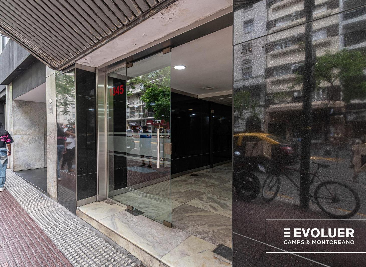 Venta Oficina con despachos, salas de reuniones y cochera en Tribunales