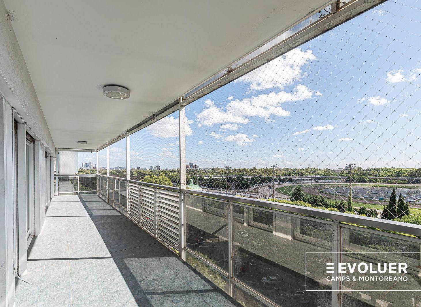 Foto de Venta Departamento 5 ambientes para refaccionar. Cochera y, imagen 1