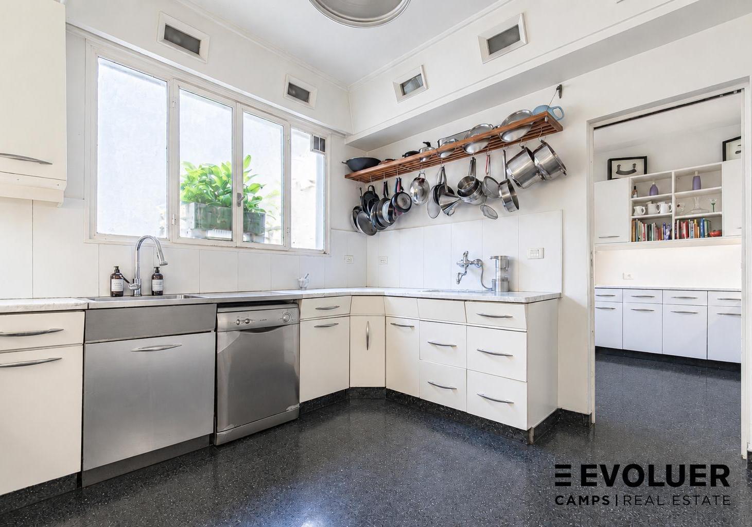 Foto de Venta Departamento de 4 dormitorios 2 baños y cochera en Palermo Nuevo, imagen 3