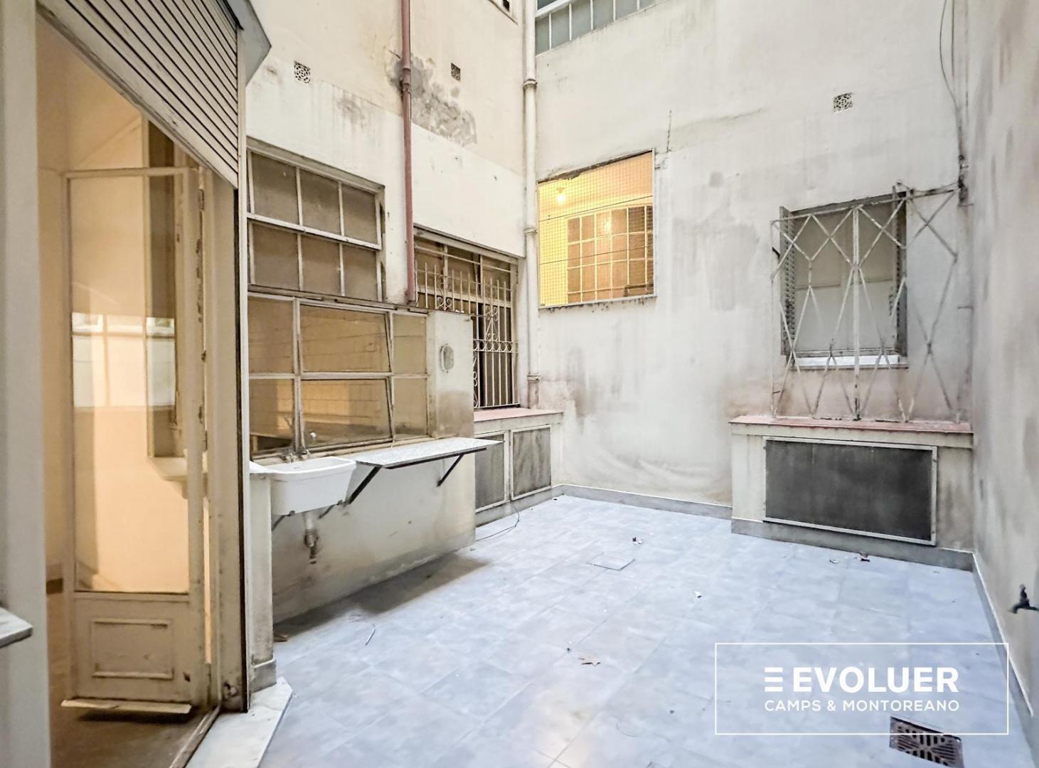 Foto de Venta Departamento loft a refaccionar con baulera y patio de uso, imagen 5