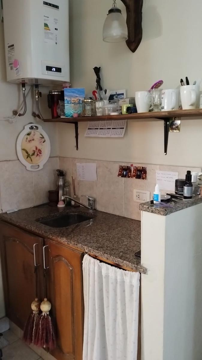 Local en zona comercial. Sin expensas. Apto todo rubro.