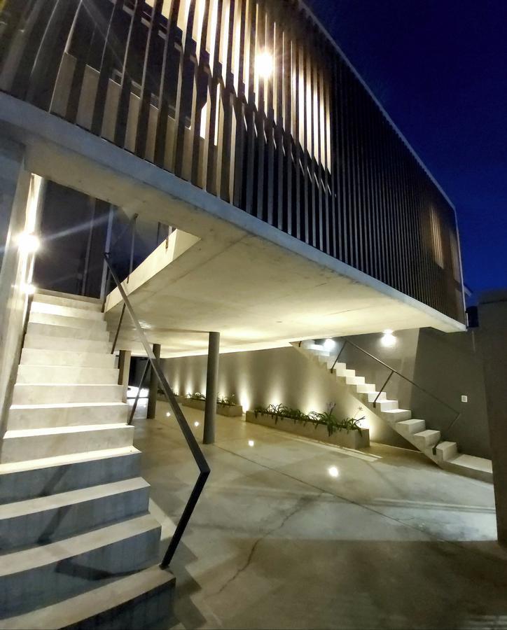Excelente unidad 3 ambientes con terraza propio, cochera cubierta. Detalles de categ. Olivos
