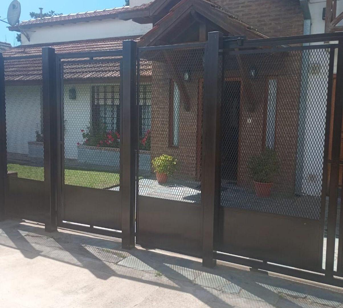 Villa Gesell - Excelente Chalet 4 amb con Cochera doble, en zona residencial!
