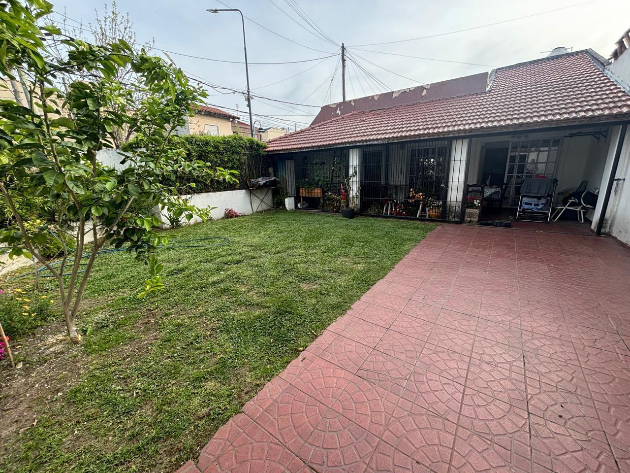 Casa 1 planta, jardín. Cochera. Olivos