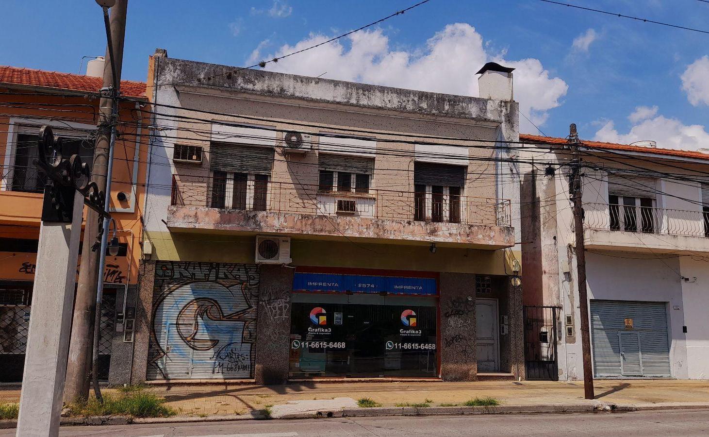 Olivos - Sólida propiedad con Local en P.Baja, jardín, Garaje y Dpto. en P.Alta.