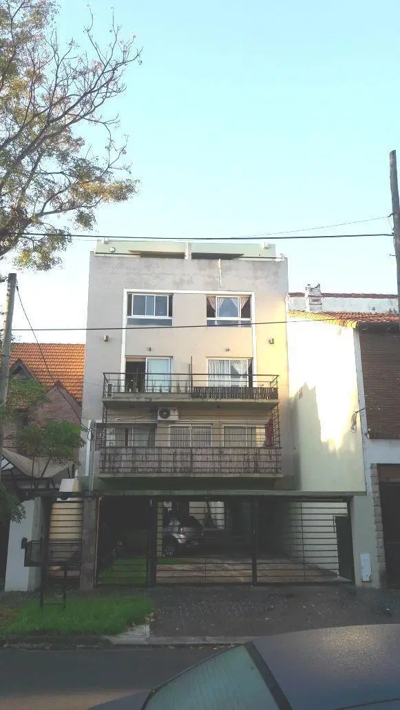 Excelente departamento 3 ambientes en duplex con terraza propia y 2 cocheras. 1