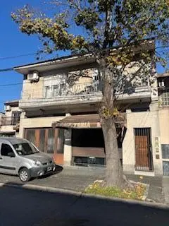 Galpón con local y oficinas. Olivos. 4