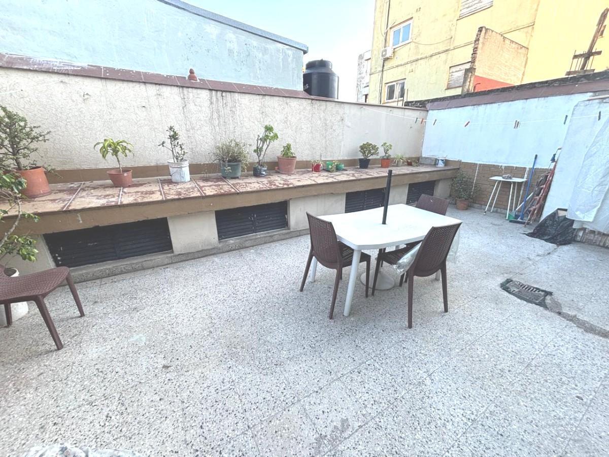 Departamento 3 ambientes con dos patios. Flores.