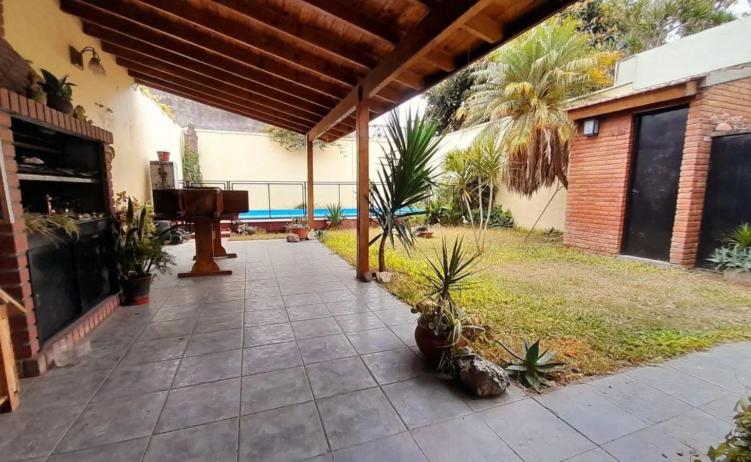 Florida - Vivienda con Local - Todo en P. Baja -3 amb con Jardín y Garaje Local al frente ! 3