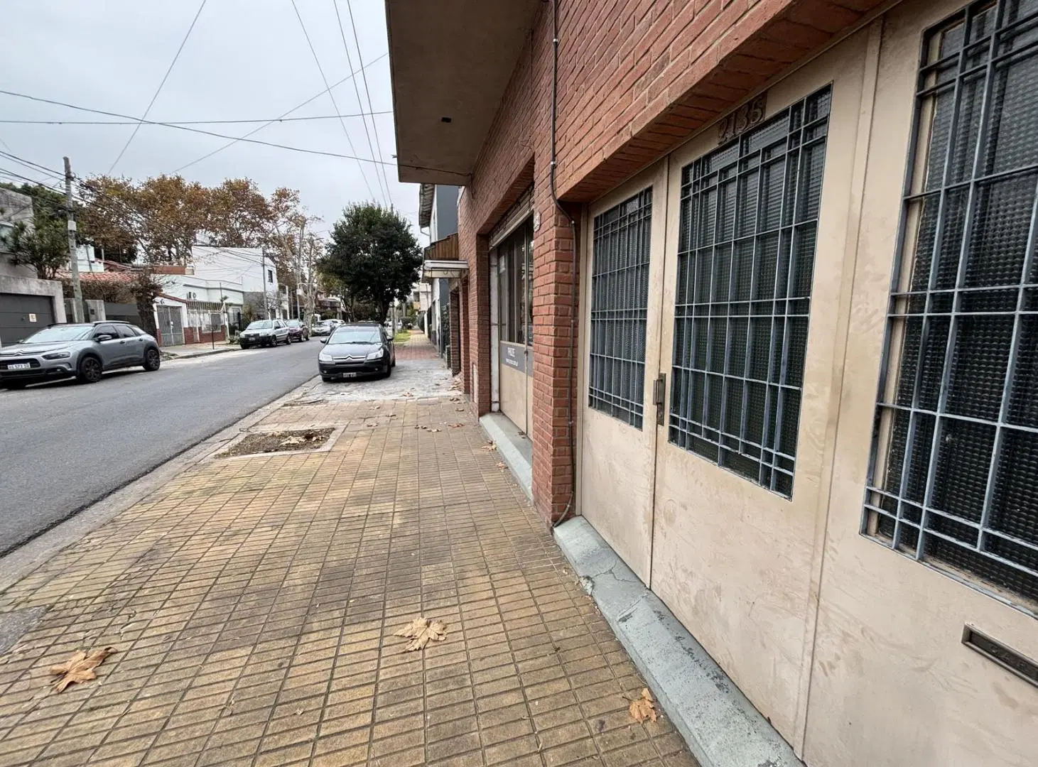 Galpón + oficinas + cochera + jardín. Olivos. 4