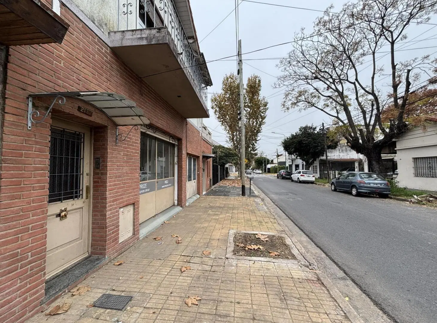 Galpón + oficinas + cochera + jardín. Olivos. 3