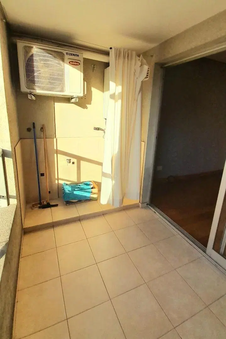 IMPECABLE DEPARTAMENTO DE 2 AMB CON BAÑO, TOILETTE, BALCÓN Y COCHERA!! 1