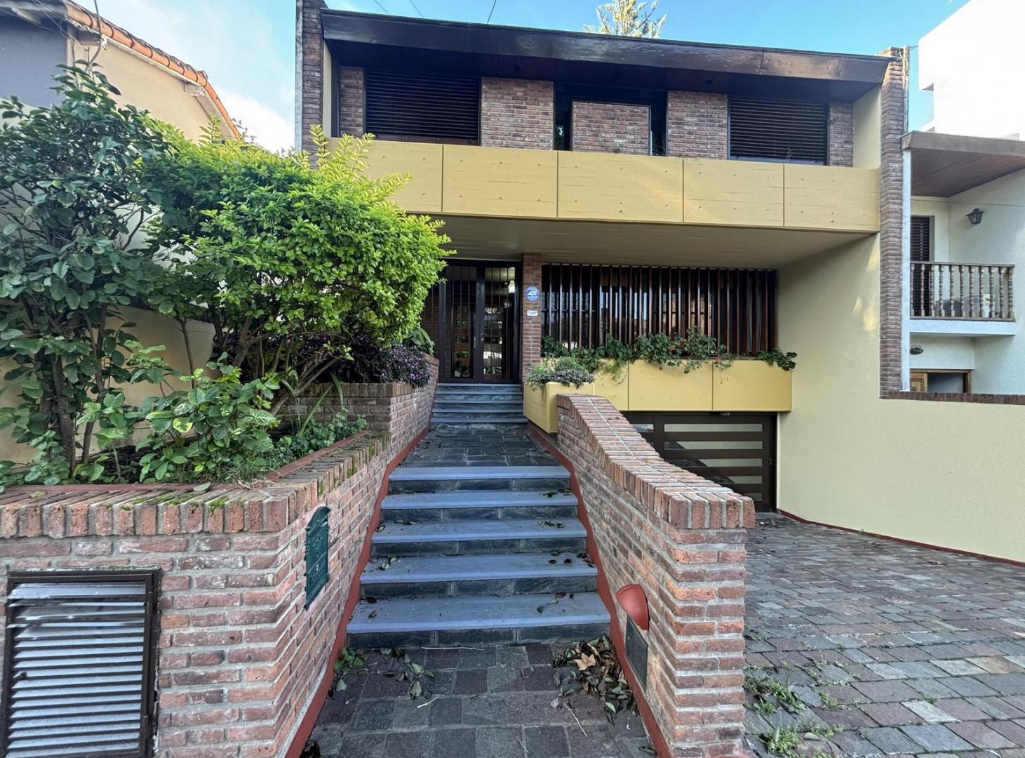 Chalet 4 ambientes gran parque. Olivos.