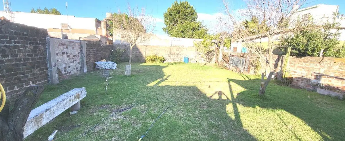 Chalet sobre lote 11 x 35, 3 dormitorios, gran parque, cochera - Villa Adelina 2