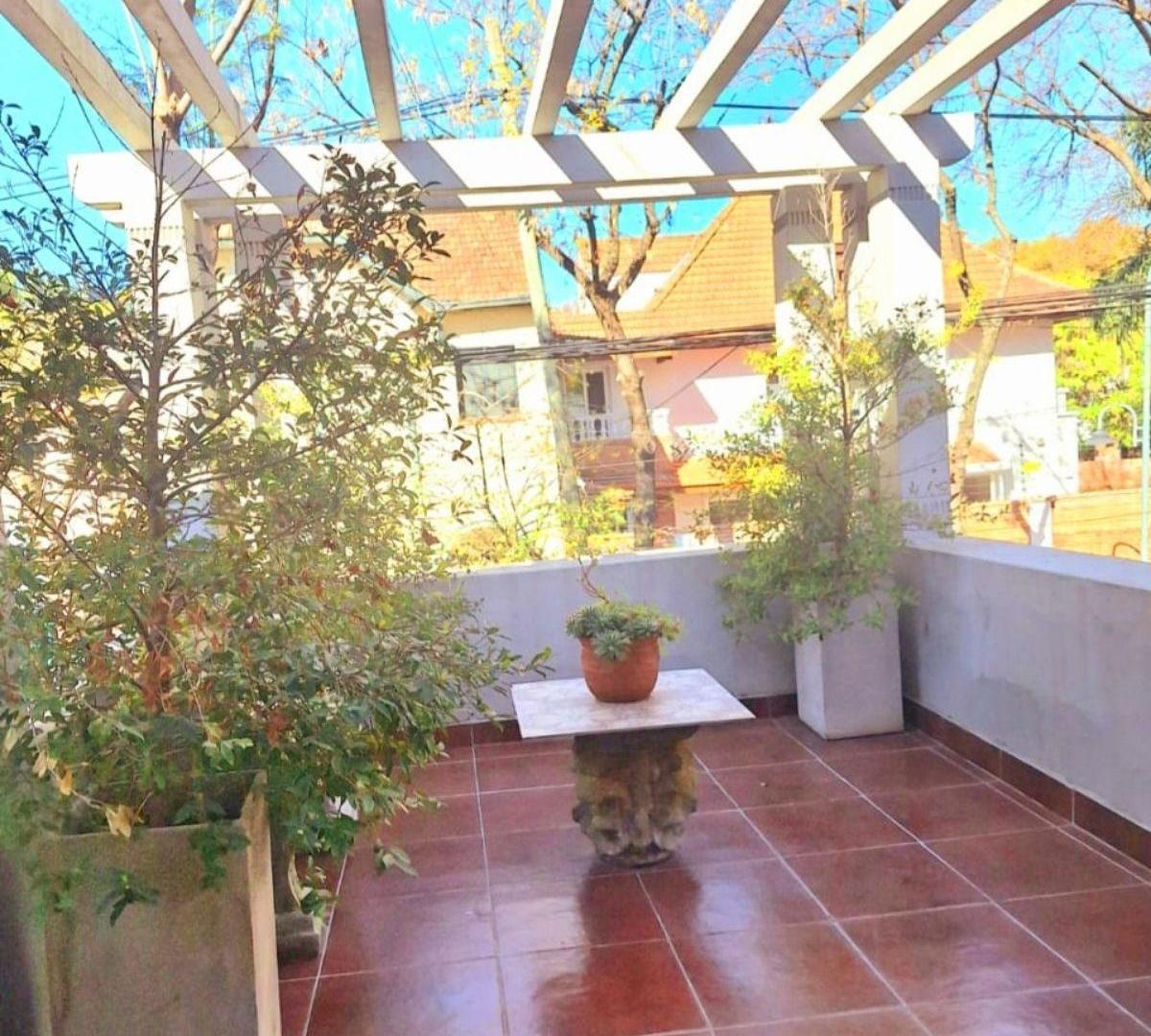 Foto de Vicente López - Sólida casa estilo Tudor con Patio, Terraza y Cocheras!, imagen 2