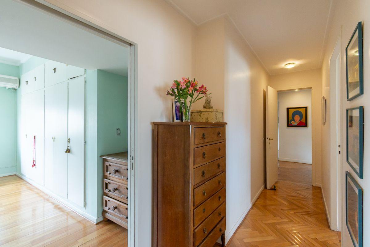Foto de Venta departamento 5 ambientes. Con balcón y vista al Palacio de Aguas, imagen 2