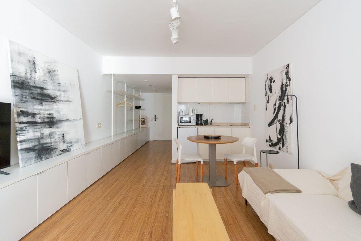 Foto de Amplio monoambiente de 45 m² con balcón – Retiro, Santa Fe 882, imagen 1