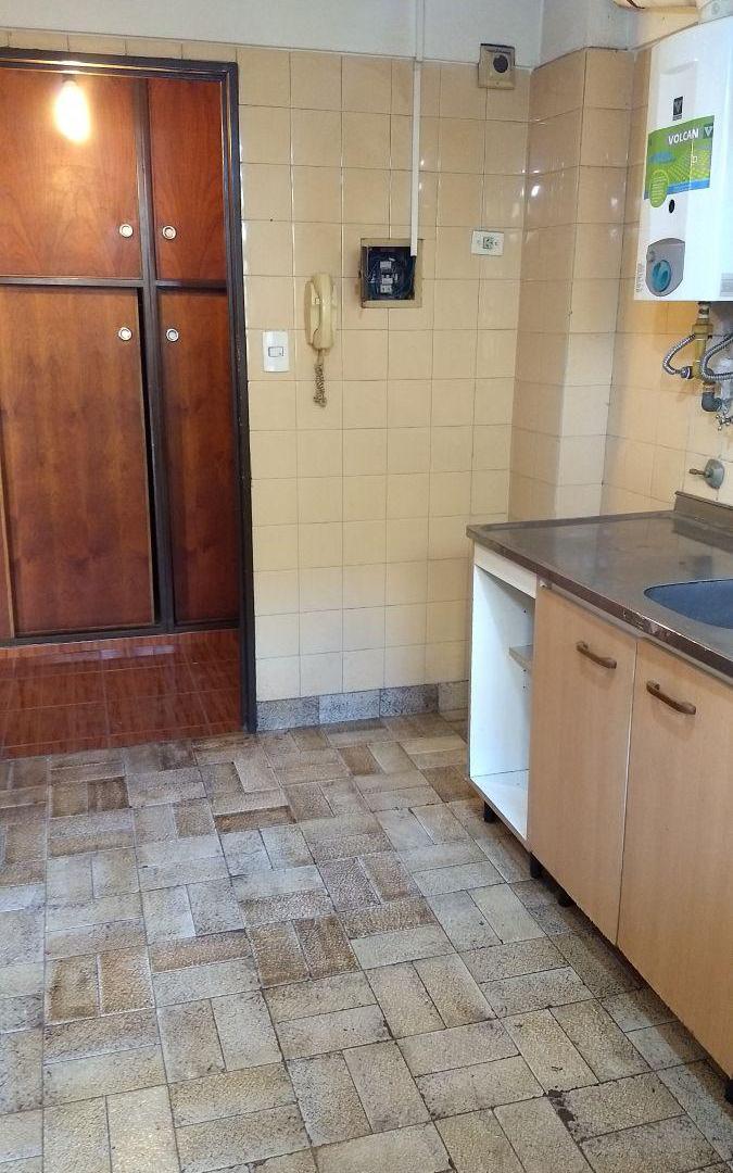 Foto de DEPARTAMENTO 2 AMBIENTES PARQUE CHACABUCO PRIMER PISO POR ESCALERA, imagen 5