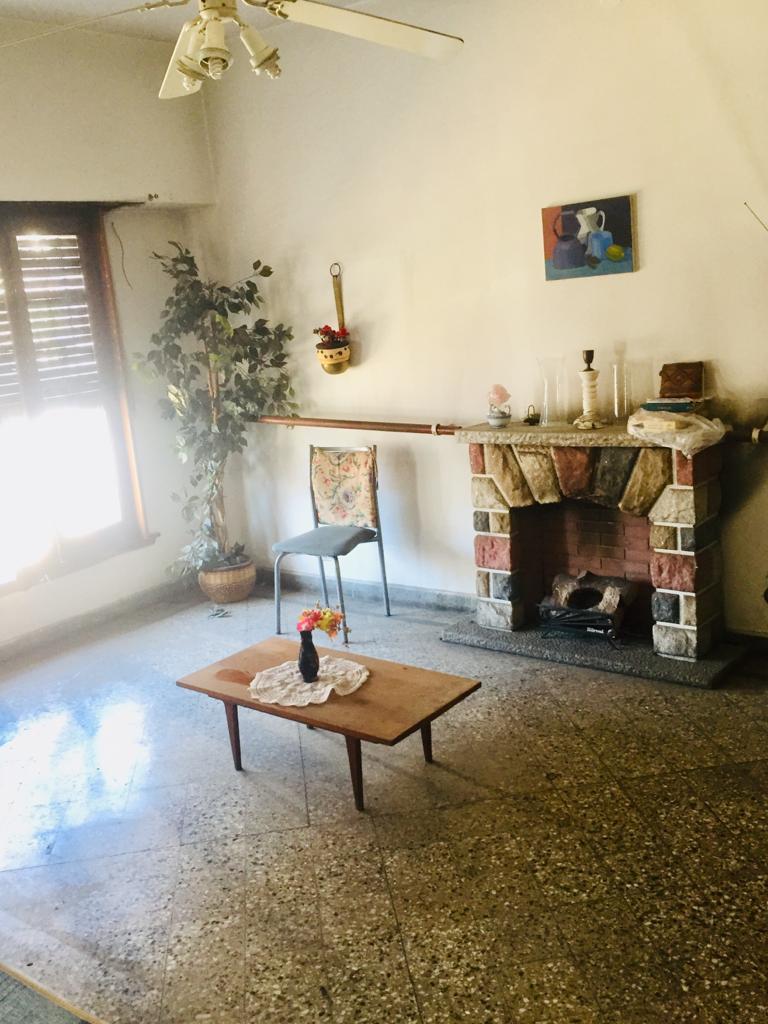 Casa en Muy Buena Ubicación a 5 Cuadra de Av San Martin y 2 de Cnel D´elia. 2