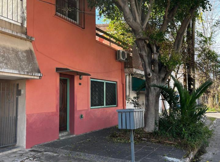 Casa de 4 Ambientes con Patio y Terraza Propia.