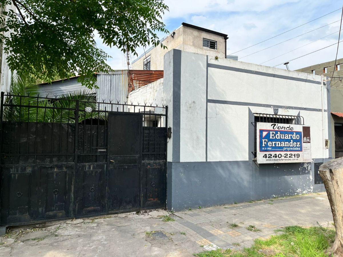 CASA 3 AMBIENTES CON COCHERA DOBLE AL FRENTE EN VENTA