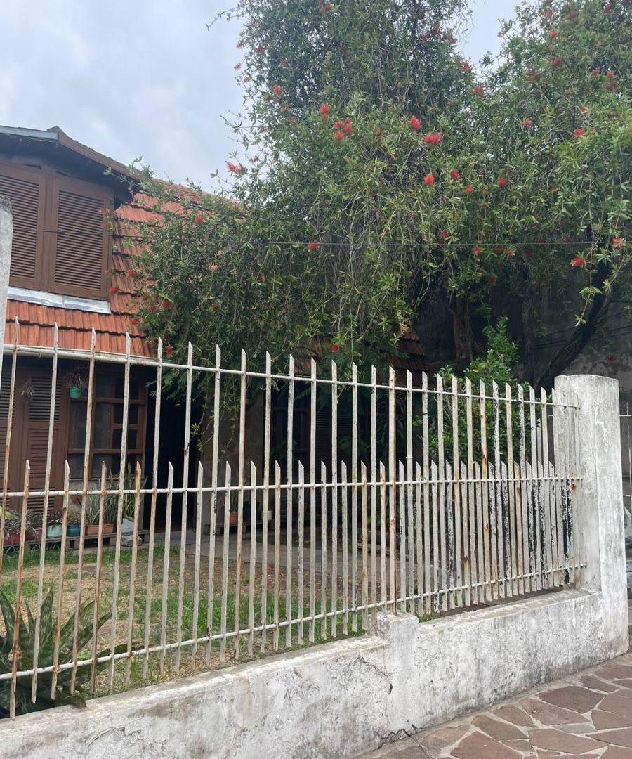 Sólida propiedad de tres ambientes se desarrolla sobre un lote de 8.66 x 16 mts aprox