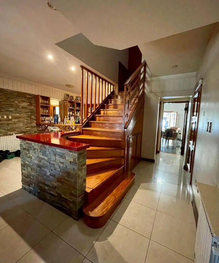 Imponente Casa de 5 Ambientes con Parque, Quincho y Cochera p/ 3 autos! 1