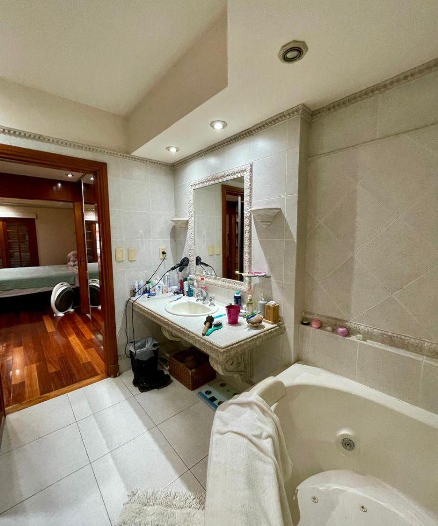 Imponente Casa de 5 Ambientes con Parque, Quincho y Cochera p/ 3 autos!