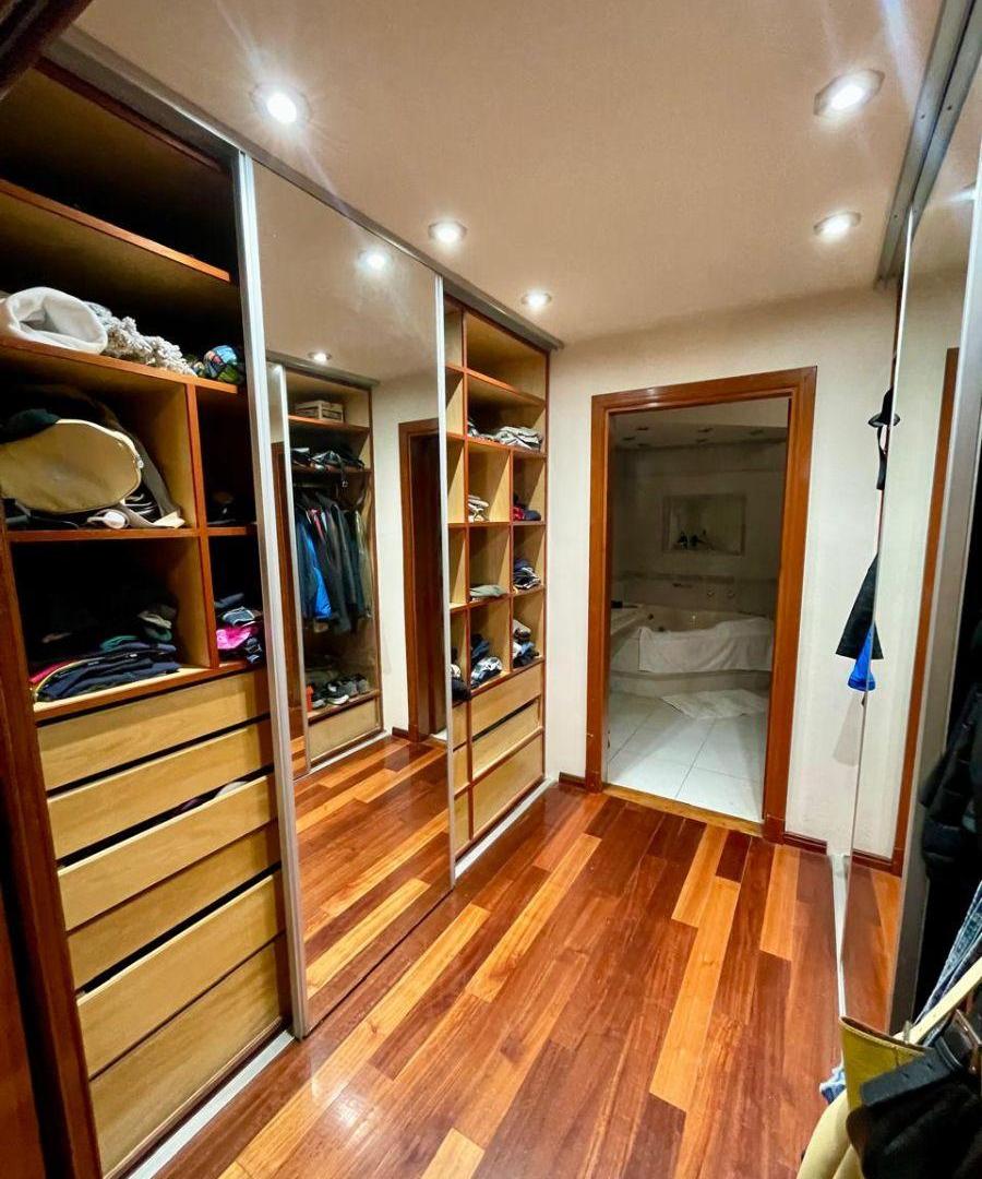 Imponente Casa de 5 Ambientes con Parque, Quincho y Cochera p/ 3 autos!