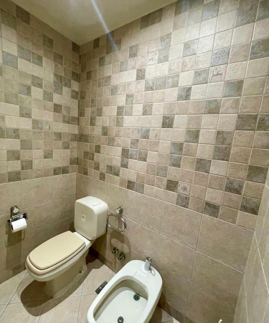 Imponente Casa de 5 Ambientes con Parque, Quincho y Cochera p/ 3 autos!