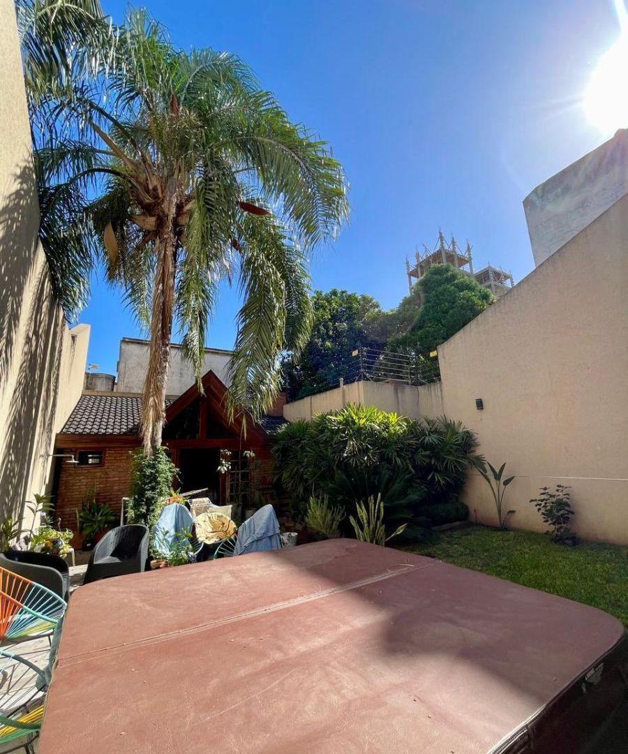 Imponente Casa de 5 Ambientes con Parque, Quincho y Cochera p/ 3 autos!