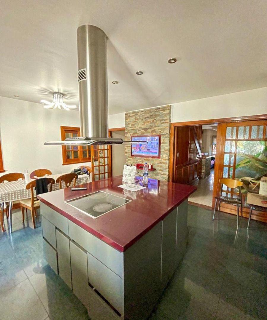 Imponente Casa de 5 Ambientes con Parque, Quincho y Cochera p/ 3 autos!