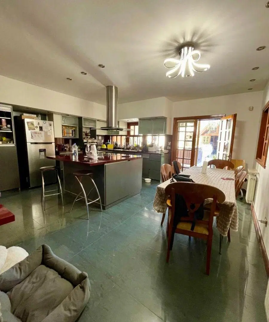 Imponente Casa de 5 Ambientes con Parque, Quincho y Cochera p/ 3 autos! 4