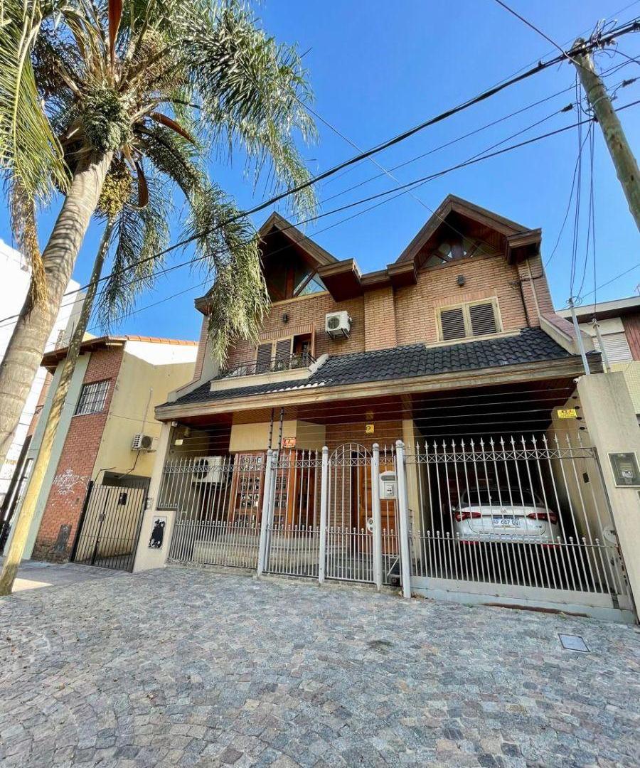Imponente Casa de 5 Ambientes con Parque, Quincho y Cochera p/ 3 autos!