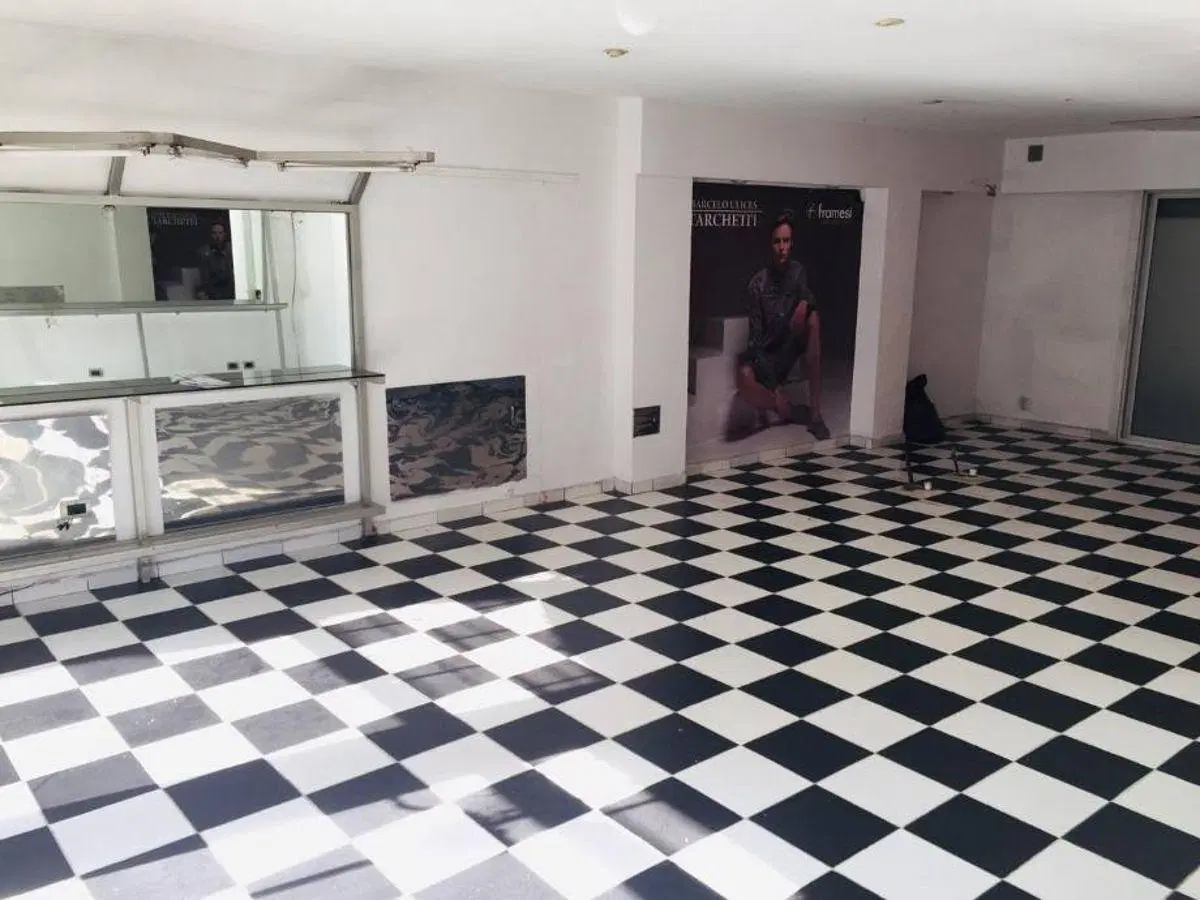 Hermoso local en pleno centro comercial de Lanus!!. 4