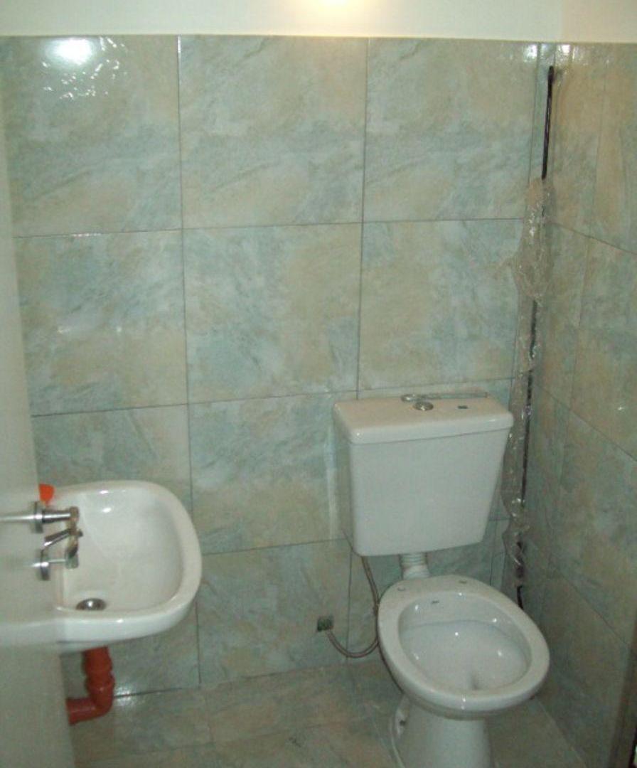 Foto de Local de 3,15 por 9.20 Mts con pisos de pocelanato, imagen 2