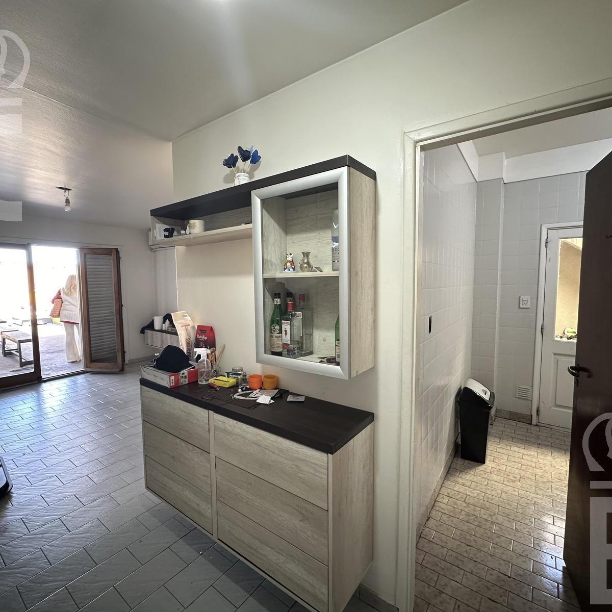 Venta en Bloc 1 Local Comercial 1 Galpón en Pb y 2 Deptos. de 3 Ambientes en El 1er. Piso 5
