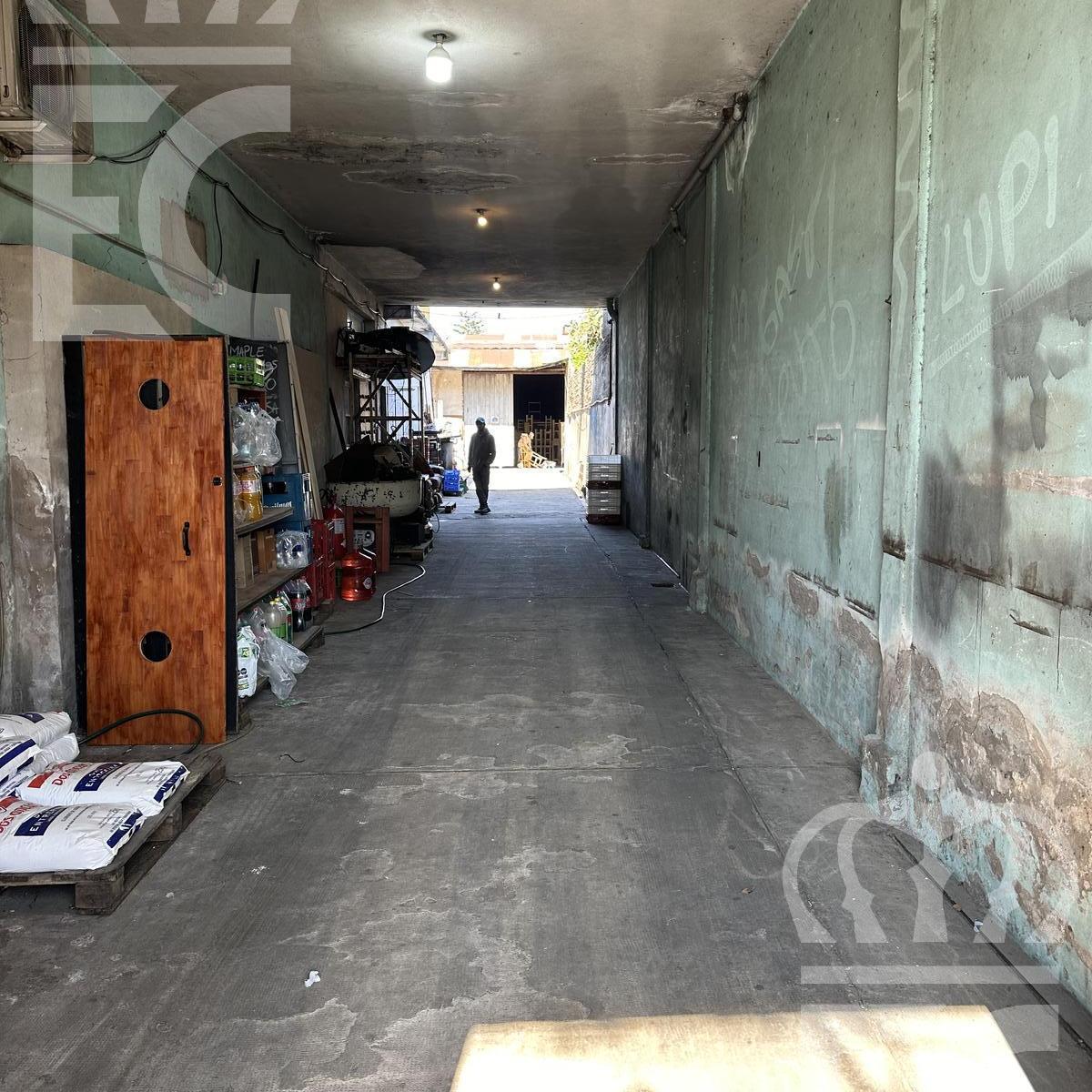 Venta en Bloc 1 Local Comercial 1 Galpón en Pb y 2 Deptos. de 3 Ambientes en El 1er. Piso 2