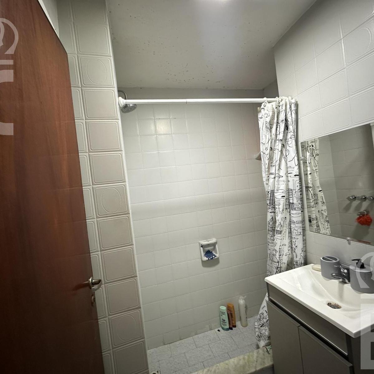 Venta en Bloc 1 Local Comercial 1 Galpón en Pb y 2 Deptos. de 3 Ambientes en El 1er. Piso 2
