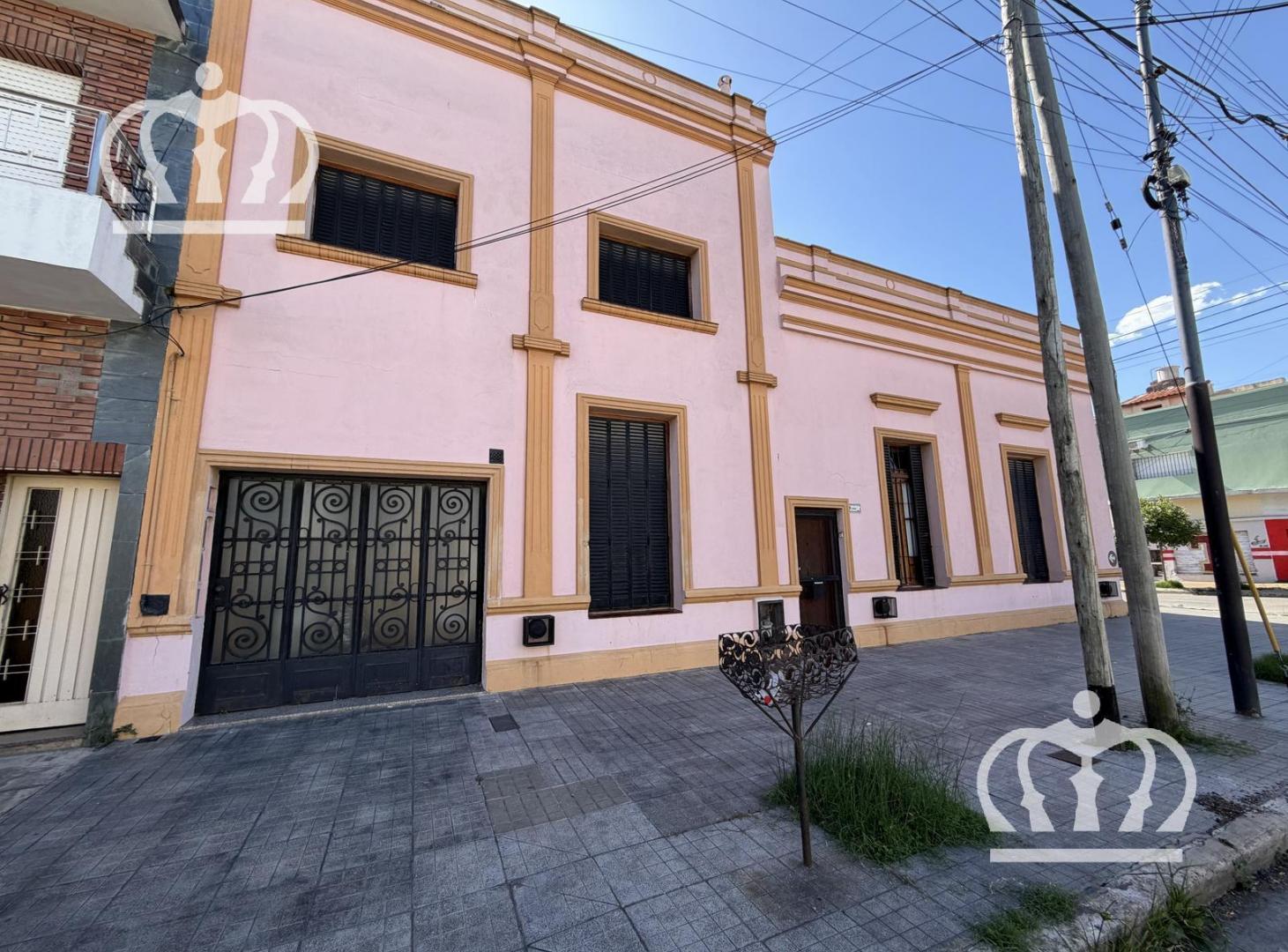 VENTA PH - en dos plantas - 6 habitaciones - ideal consultorios, estudios, oficinas - Lanús Oeste