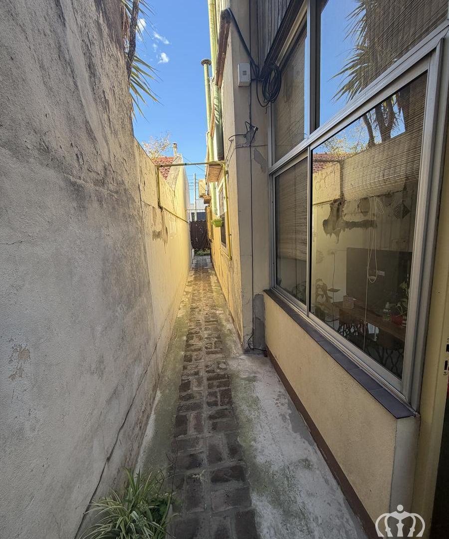 Foto de Venta - casa - para dos familias - con patio y fondo libre - Lanús Este, imagen 2