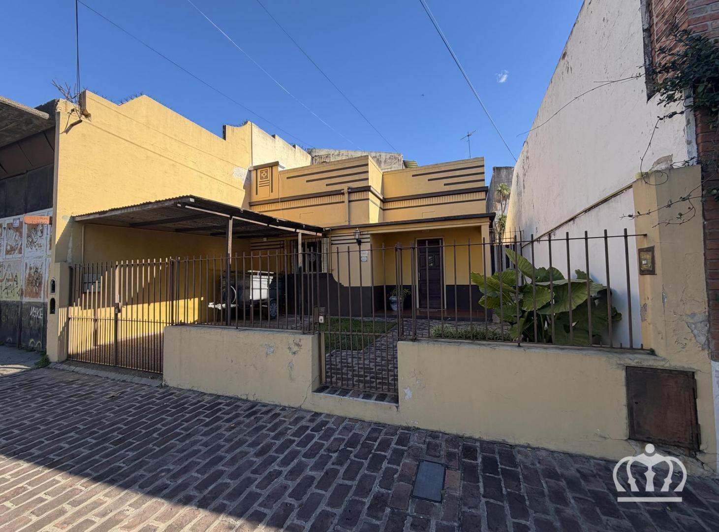 Foto de Venta - casa - para dos familias - con patio y fondo libre - Lanús Este, imagen 5