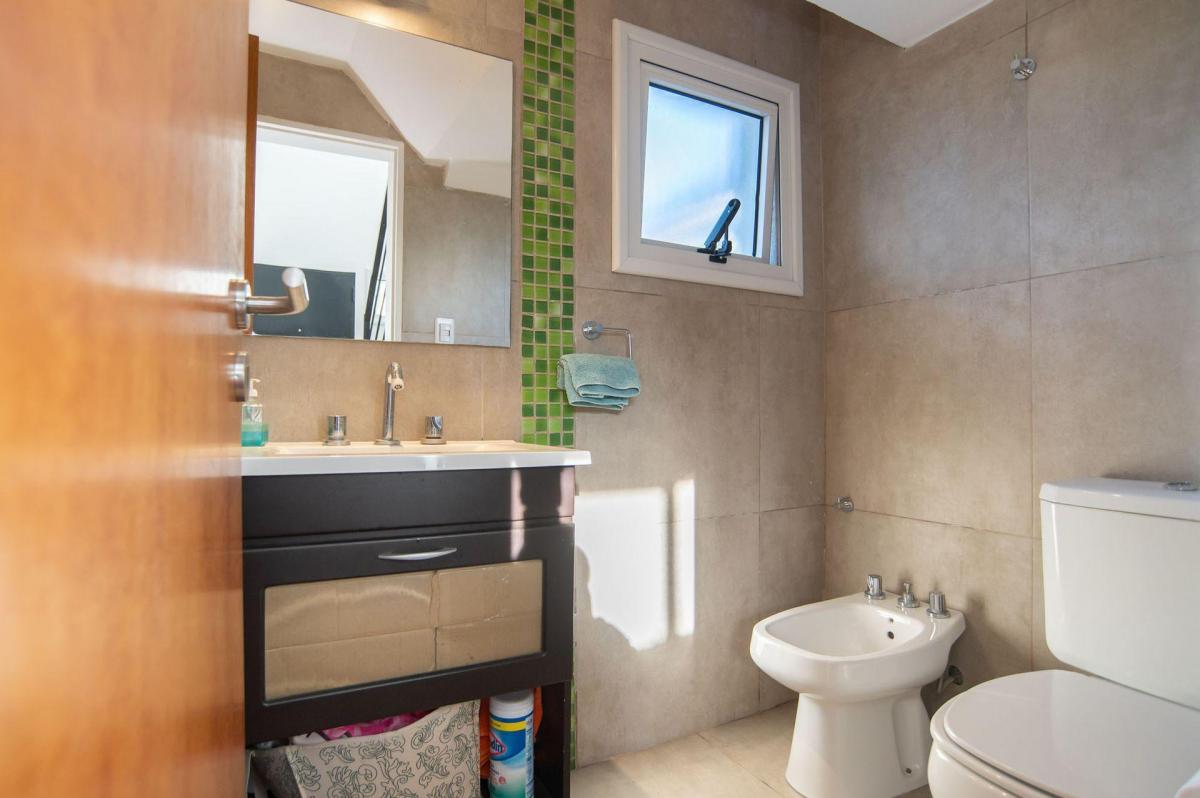 Casa Duplex 3 Hab. en Venta Apta Banco Gonnet 1