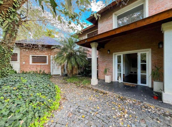 CASA EN VENTA EN GONNET DE 5 DORMITORIOS 2