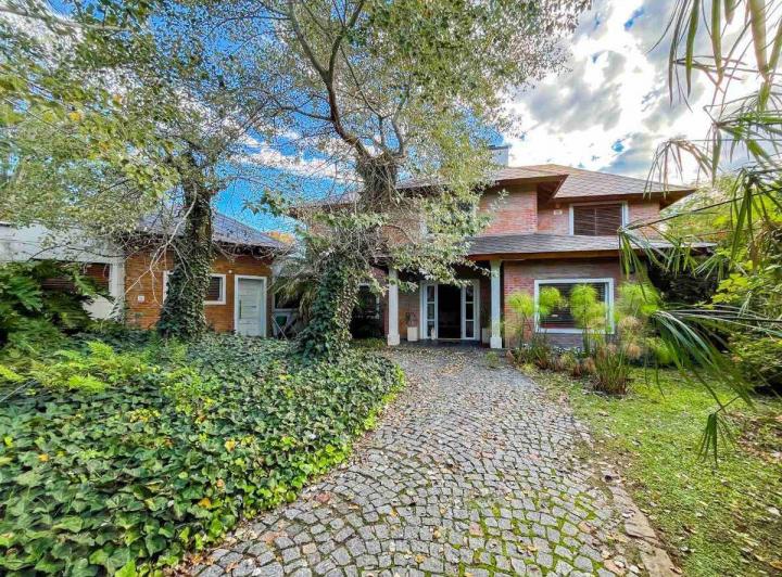 CASA EN VENTA EN GONNET DE 5 DORMITORIOS 4