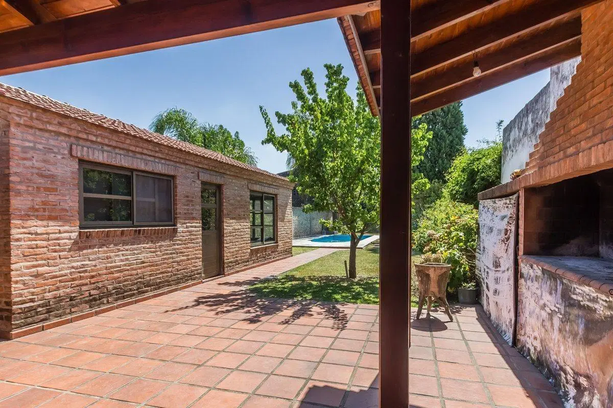 Venta Casa 8 ambientes en Lomas de Zamora 4